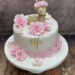 Geburtstagstorte Mädchen - Niedliches Rehlein mit Blumenschmuck am Kopf ziert ganz oben die Torte neben rosa Rosen.