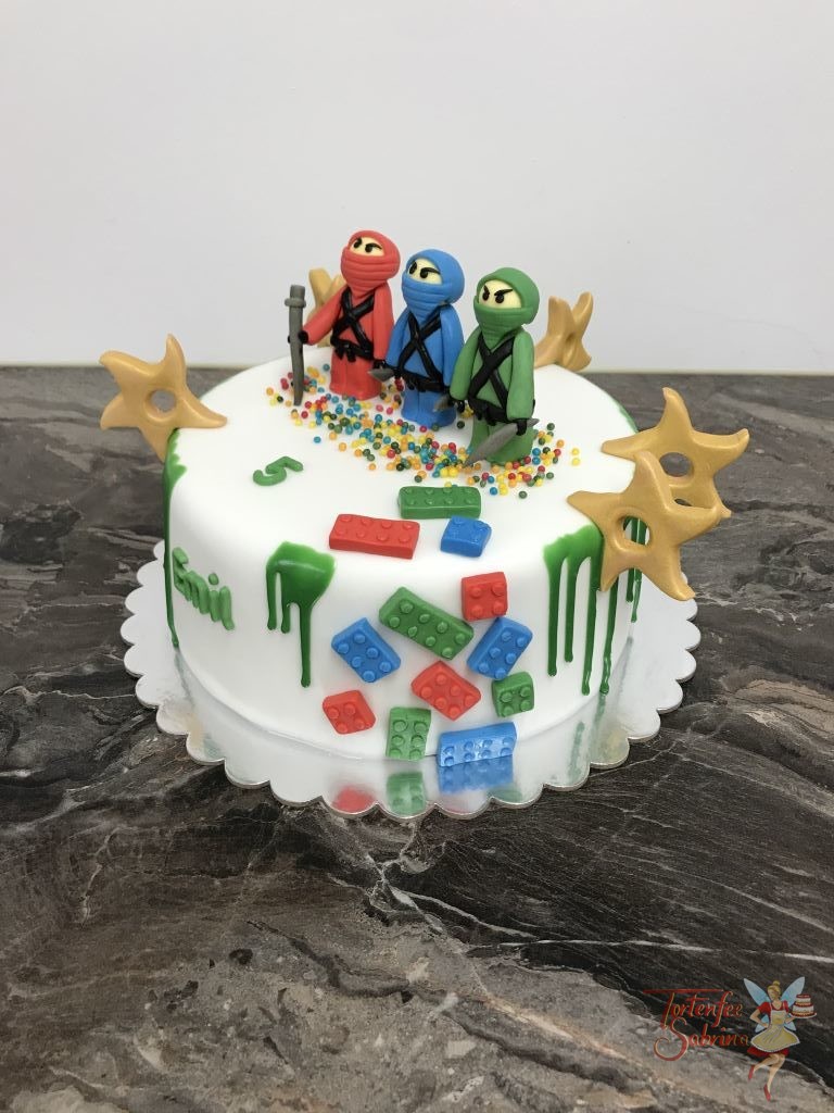 Geburtstagstorte Buben - Ninjagos mit Bausteinen. Diese Torte wurde oben mit einem grünen Drip abgeschlossen, passend zum grünen Ninjago.