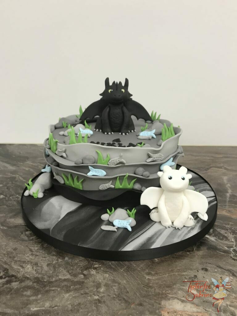 Geburtstagstorte - Ohnezahn und Tagschatten sitzen auf und bei der Torte die ihren Hausberg darstellen soll. Verziert mit Pflanzen und Fischen.