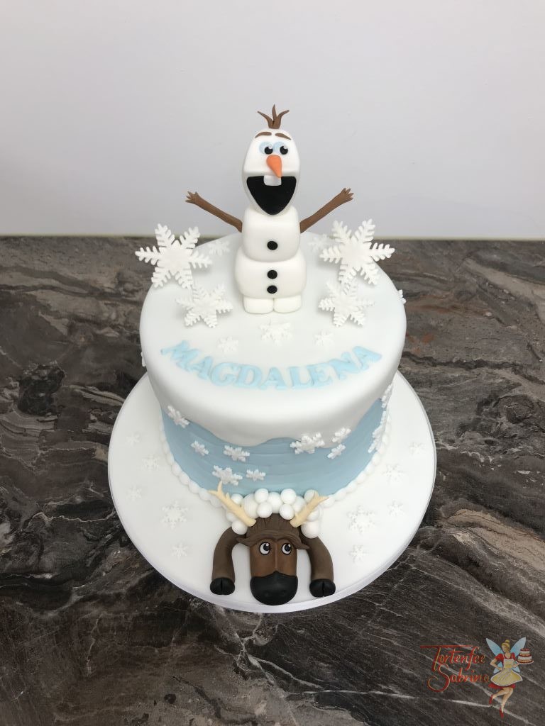 Geburtstagstorte Erwachsene - Olaf und Sven im Schnee, verziert wurde die Torte noch mit einer Schneedecke, Schneeflocken und Schneebällen.