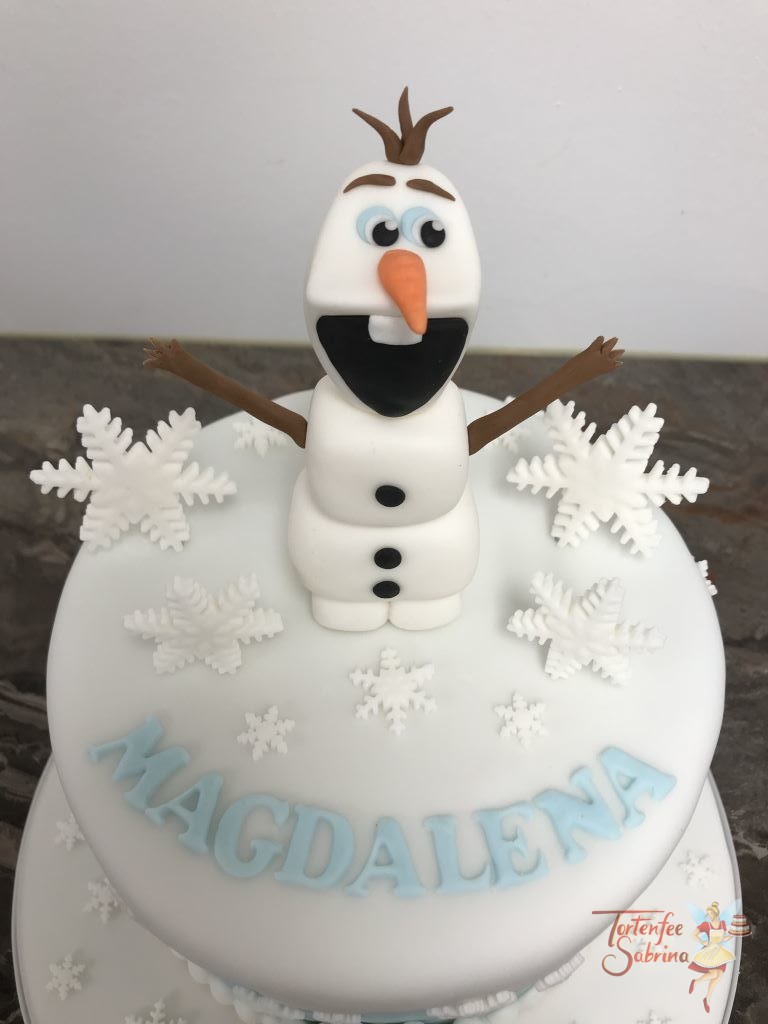 Geburtstagstorte Erwachsene - Olaf und Sven im Schnee, verziert wurde die Torte noch mit einer Schneedecke, Schneeflocken und Schneebällen.