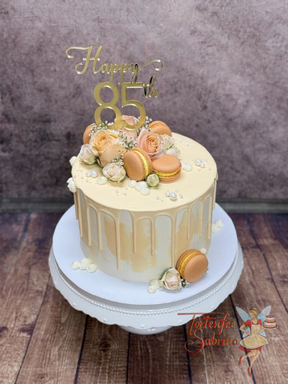 Geburtstagstorte Erwachsene - Orange Macarons verzieren auf dem aprikofarbenem Drip die Torte mit goldenem Caketopper.