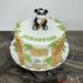 Geburtstagstorte - Panda mit Eukalyptus, auf dieser Torte sitzt ganz oben ein Pandabär mit seinem Eukalyptus in der Hand.
