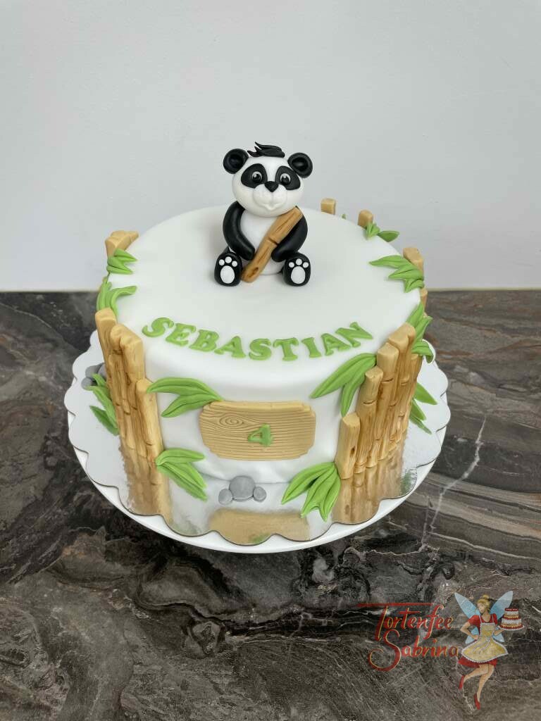 Geburtstagstorte - Panda mit Eukalyptus, auf dieser Torte sitzt ganz oben ein Pandabär mit seinem Eukalyptus in der Hand.