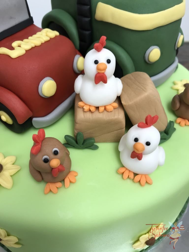 Geburtstagstorte Mädchen - Papa- und Babytraktor mit vielen Hühnern und Strohpinkerl auf der Wiese