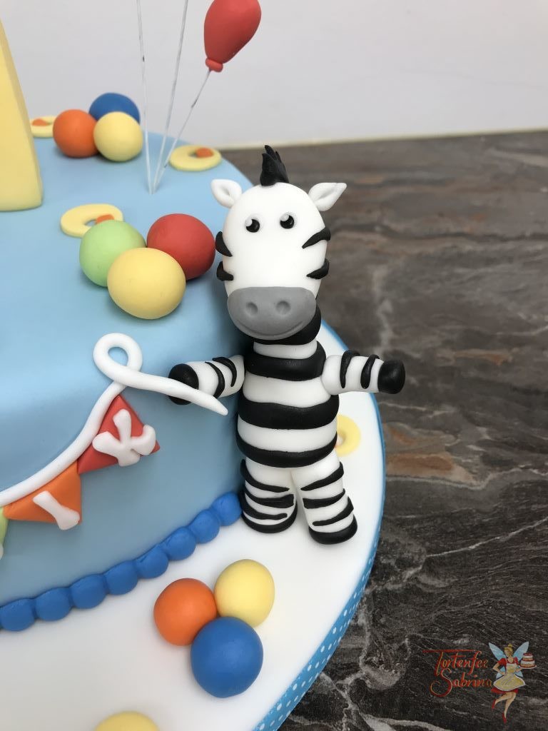 Geburtstagstorte Buben - Party mit Zootieren und vielen bunten Luftballons, mit auf der Torte sind eine Giraffe, ein Pandabär und ein Zebra.