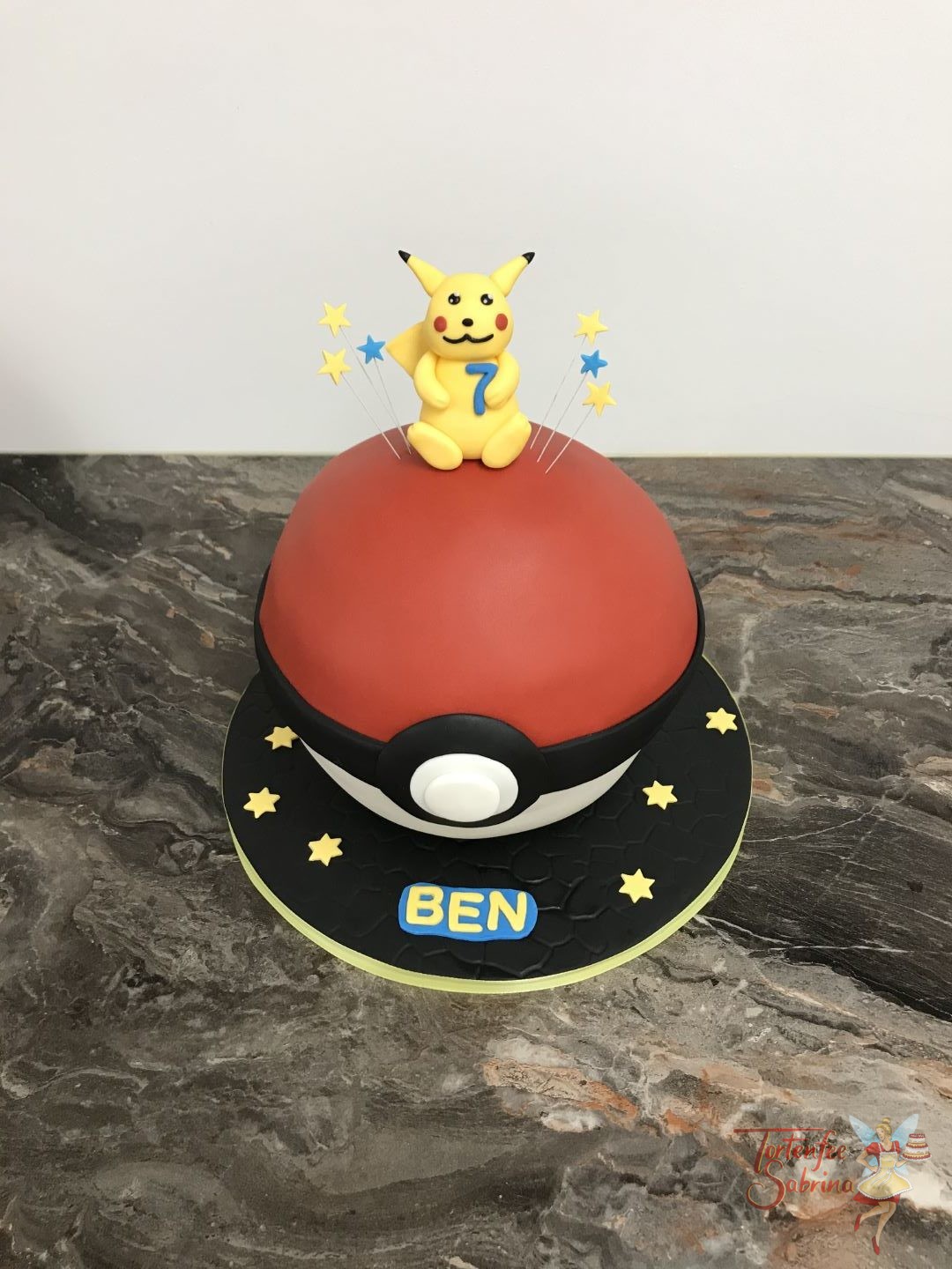 Geburtstagstorte Buben - Pikachu auf dem Pokeball mit Sternen