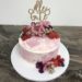 Geburtstagstorte Erwachsene - Pink Watercolor Stil Torte mit echter Dekoration aus süßen Früchten und Rosa Blumen sowie einem Cake Topper