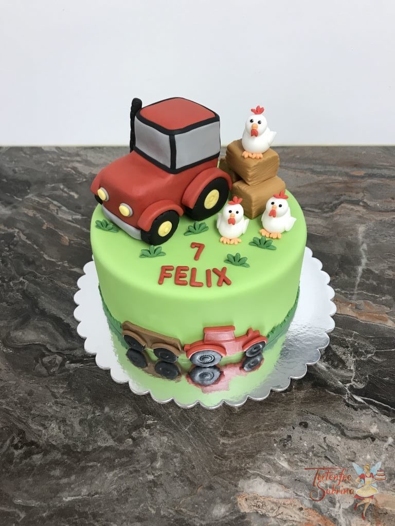 Geburtstagstorte Buben - Pipihendl mit Traktor. Drei Hühner sitzen in der Wiese und auf Strohpinkerl bei ihrem roten Traktor.