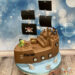 Geburtstagstorte Buben - Piratenschiff auf See und umgeben von ein paar Haien, mit an Bord ist eine Schatzkiste.