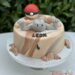 Geburtstagstorte Buben - Pokemon Kleinstein mit erhobenen Armen in der Wüste, im Hintergrund ist noch der Pokeball.