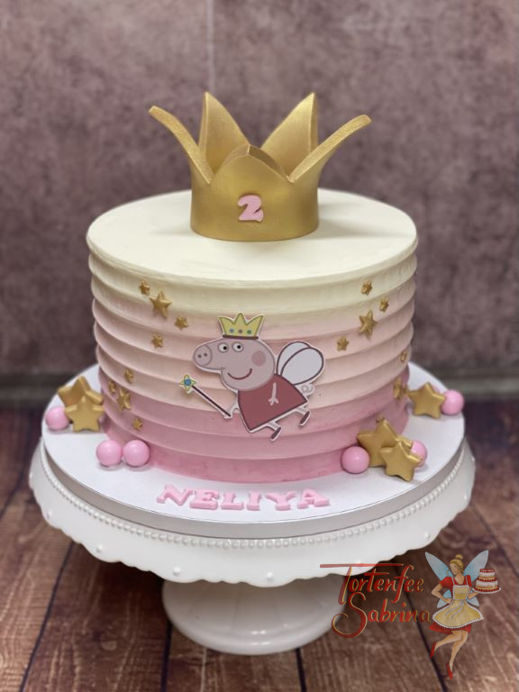 Geburtstagstorte Mädchen - Prinzessin Peppa Wutz fliegt an der Torte mit dem Rillenmuster heran. Ganz oben ist eine goldene Krone.