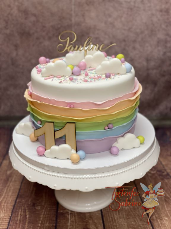 Geburtstagstorte Mädchen - Regenbogen aus Rillen verziert die Seite der Torte und ganz oben ist der personalisierte Caketopper.