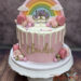 Geburtstagstorte Erwachsene - Regenbogen mit Rosen , rosa Macarons und weißem Drip verzieren die bunte Torte.
