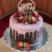 Geburtstagstorte Erwachsene - Rosa Drip mit Erdbeeren und Himbeeren, gekrönt wird die Torte von einem Cake Topper.