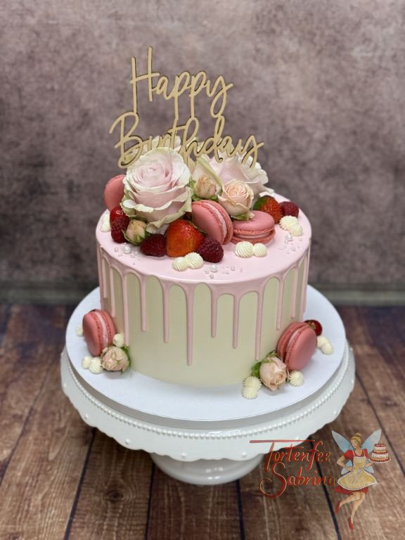 Geburtstagtorte Erwachsene - Rosa Drip mit Rosen sowie leckeren Macarons verzieren neben dem Caketopper aus Holz die Torte.