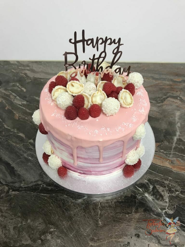Geburtstagstorte Erwachsene - Rosa Drip mit Süßem, die Torte wurde außen rosa-marmoriert eingestrichen und mit Früchten und Süßem verziert.