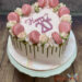 Geburtstagstorte Erwachsene - Rosa glittzernde Schrift des Caketoppers ist der Blickfang der schönen Torte in Herzform.