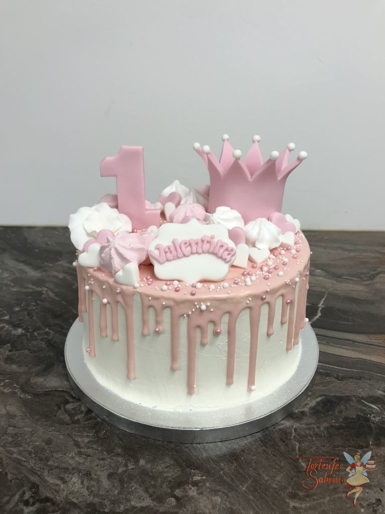 Geburtstagstorte Mädchen - Rosa Krönchen ziert diese Torte, weiters wurde die Torte mit einem dezenten rosa Drip versehen.