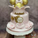 Geburtstagstorte Mädchen - Rosa Krönchen mit Schleife und goldenen Kugeln. Die Torte wurde noch mit rosa Blüten verziert.