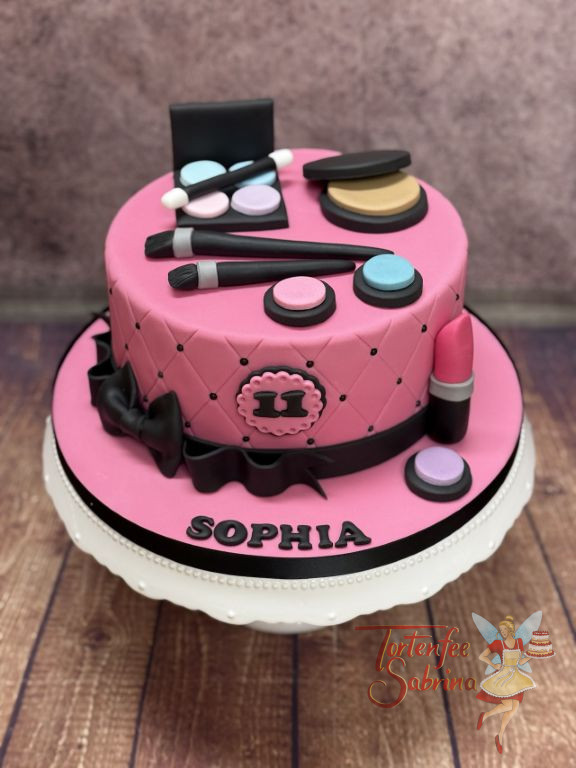 Geburtstagstorte - Rosa Lippenstift und zahlreiche Utensilien rund um das Thema Schminken verzieren die rosa Torte.