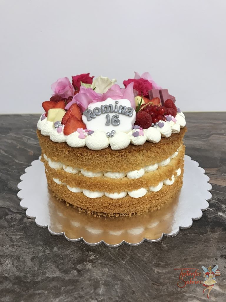 Geburtstagstorte - Rosa mit Rot. Ein Naked Cake mit fruchtig und süßer Verzierung. Ebenfalls auf der Torte sind in den passenden Farben Rosen.