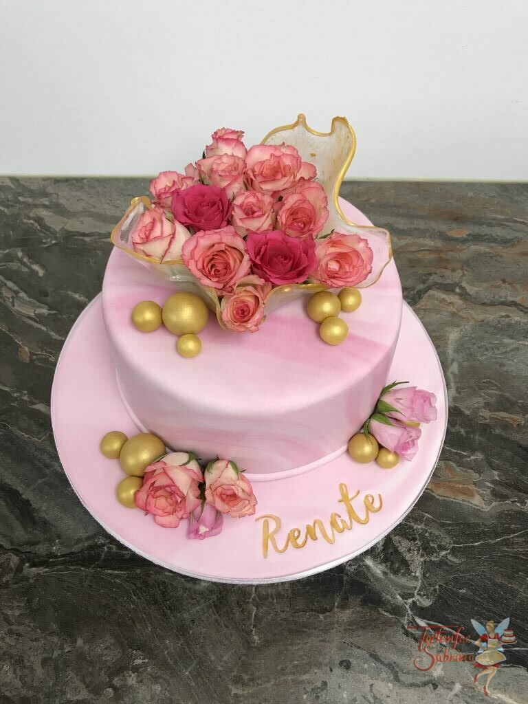 Geburtstagstorte Erwachsene - Rosa Rosen in einer Zuckerschale welche mit Gold verziert wurde, auf einer rosa marmorierten Torte.
