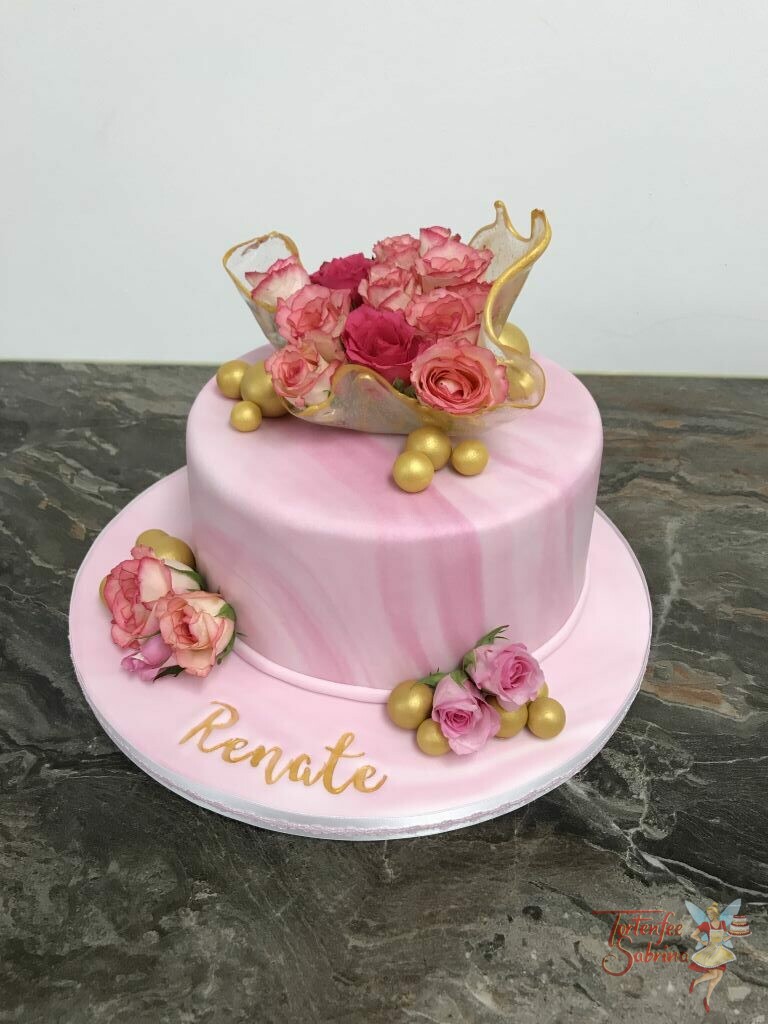 Geburtstagstorte Erwachsene - Rosa Rosen in einer Zuckerschale welche mit Gold verziert wurde, auf einer rosa marmorierten Torte.