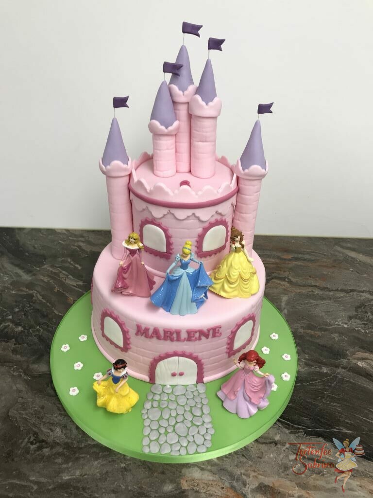 Geburtstagstorte - Rosa Traumschloß mit vielen Türmen und Fahnen, versammelt haben sich auf der Torte die Prinzessinen.