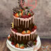 Geburtstagstorte Erwachsene - Rosa und schokoladig ist diese Torte verziert, der Caketopper ist ein Blickfang der Verzierung.