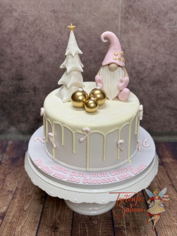 Geburtstagstorte Erwachsene - Rosa Weihnachtswichtel steht oben neben dem angescheiten Weihnachtsbaum und den goldenen Kugeln.