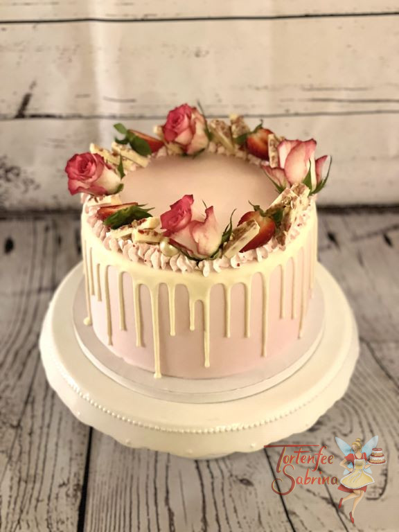 Geburtstagstorte - Rosen auf weißem Drip, die Torte wurde rosa eingestrichen und mit süßer Schokolade verziert.