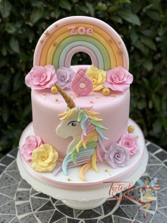 Geburtstagstorte Mädchen - Rosen für das Einhorn zieren oben und unten die Torte, ebenfalls auf der Torte ist ein Regenbogen.