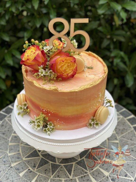 Geburtstagstorte Erwachsene - Rot, orange und gold das sind die Farben, welche die Torte zieren, auch die Blumen passen dazu.