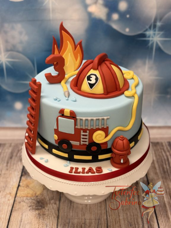 Geburtstagstorte Buben - Rote Leiter wurde seitlich angeleht, vorne ist auf der Straße das Feuerwehrauto unterwegs und hin das Feuer.