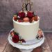 Geburtstagstorte Erwachsene - Rote Rosen und goldene Kugeln verzieren neben dem passenden Caketopper die Torte.