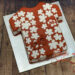 Geburtstagstorte Erwachsene - Rotes Hemd mit weißen Blüten und kleiner Brusttasche wurde als Torte umgesetzt.
