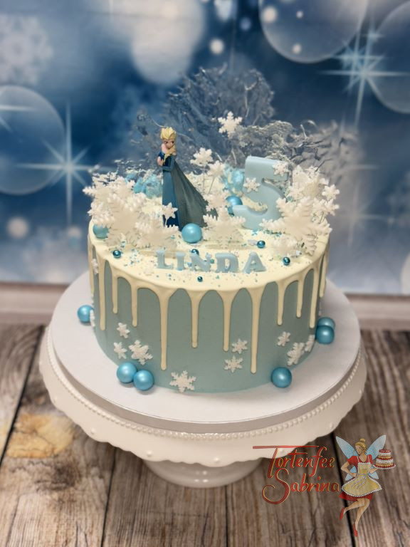 Geburtstagstorte Mädchen - Schnee und Eis umgibt die Eiskönigin Elsa, hier fühlt sie sich sichtlich sehr wohl.