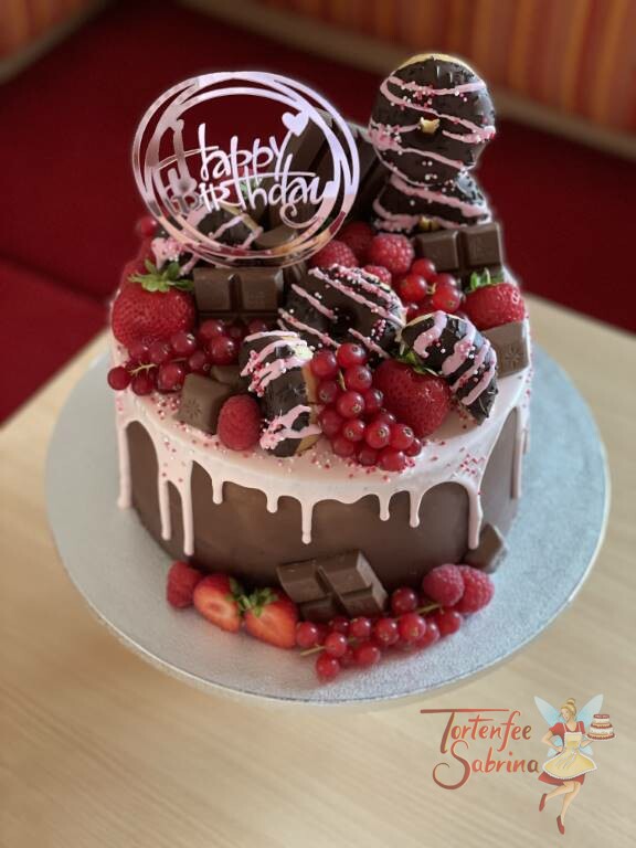 Geburtstagstorte Erwachsene - Schokolade und rote Früchte sind auf diesem Drip Cake in der Farbe rosa mit bunten Zuckerstreuseln.
