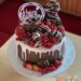 Geburtstagstorte Erwachsene - Schokolade und rote Früchte sind auf diesem Drip Cake in der Farbe rosa mit bunten Zuckerstreuseln.