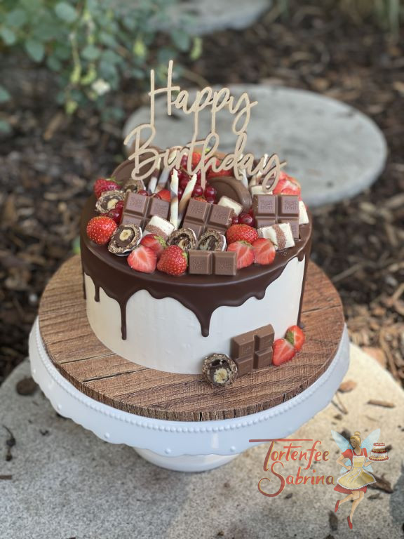 Geburtstagstorte Erwachsene - Schokoladige Erdbeeren sind versteckt zwischen den vielen leckeren Süßigkeiten.