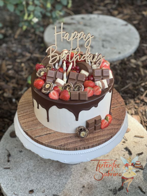 Geburtstagstorte Erwachsene - Schokoladige Erdbeeren sind versteckt zwischen den vielen leckeren Süßigkeiten.