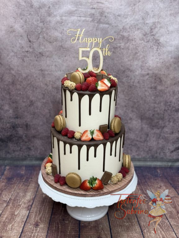 Geburtstagstorte Erwachsene - Schokoladige Macarons verzieren neben vielen roten Früchten und dem Caketopper die Torte.