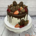 Geburtstagstorte Erwachsene - Schokoladige Macarons und Cakesicles zieren diesen Drip Cake, ebenfalls auf der Torte süße Beeren.