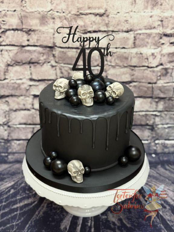 Geburtstagstorte Erwachsene - Schwarz auf schwarz, hier zieren kleine Totenköpfe und schwarze Kugeln den Drip Cake.