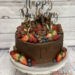 Geburtstagstorte Erwachsene - Sehr viel Süßes auf dem Drip Cake, dazwischen verschönern die Torte noch viele Beeren.