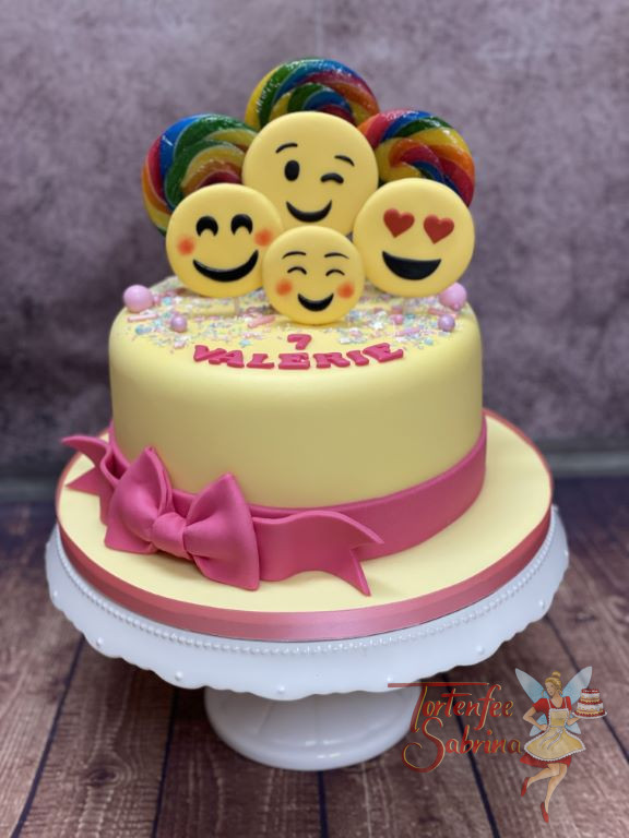 Geburtstagstorte Mädchen - Smiley-Party mit der passenden Torte bei der ein paar dieser gelben glücklichen Gesichter darauf sind.