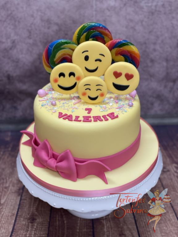 Geburtstagstorte Mädchen - Smiley-Party mit der passenden Torte bei der ein paar dieser gelben glücklichen Gesichter darauf sind.