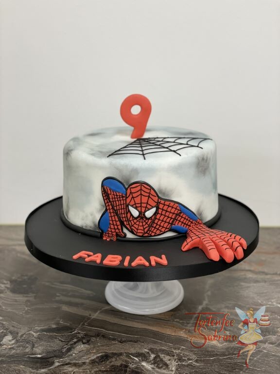Geburtstagstorte Buben - Spiderman greift nach dir, die Torte wurde mit einem Spinnennetz und der Zahl 9 in der Farbe rot.