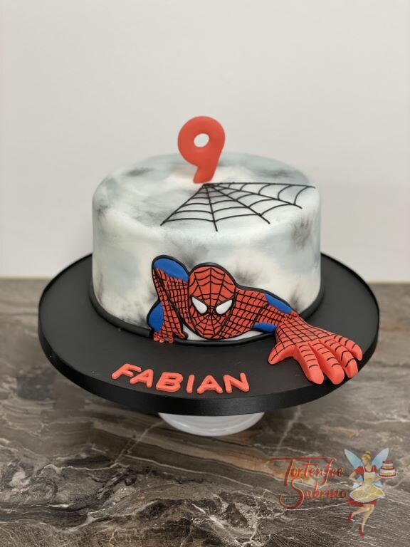Geburtstagstorte Buben - Spiderman greift nach dir, die Torte wurde mit einem Spinnennetz und der Zahl 9 in der Farbe rot.